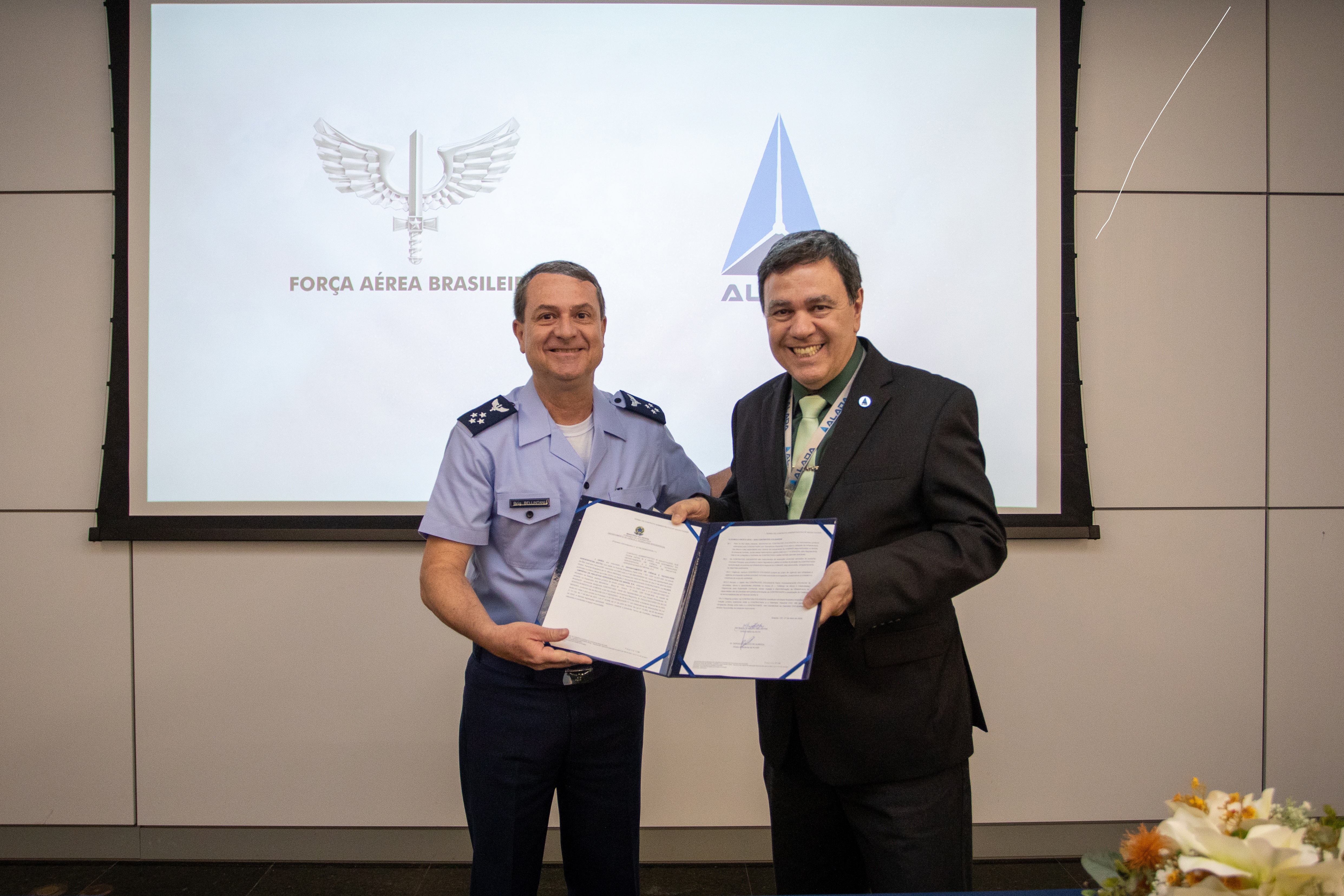 Assinatura Embraer e ALADA